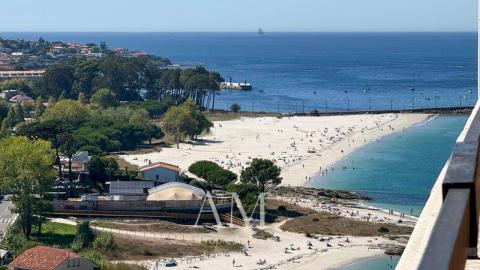 ATICO  CON  VISTAS PANORAMICAS A LAS PLAYAS Y A LAS ISLAS CIES. A PIE DE PLAYA. REFORMADO INTEGRAMENTE. ATARDECERES UNICOS Y ESPECTACULARES