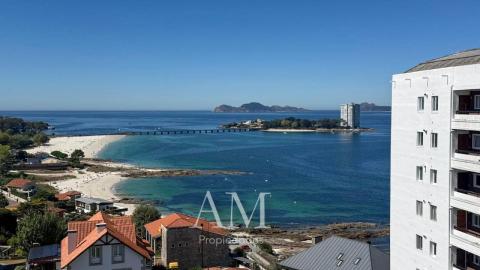 ATICO  CON  VISTAS PANORAMICAS A LAS PLAYAS Y A LAS ISLAS CIES. A PIE DE PLAYA. REFORMADO INTEGRAMENTE. ATARDECERES UNICOS Y ESPECTACULARES