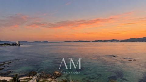ATICO  CON  VISTAS PANORAMICAS A LAS PLAYAS Y A LAS ISLAS CIES. A PIE DE PLAYA. REFORMADO INTEGRAMENTE. ATARDECERES UNICOS Y ESPECTACULARES