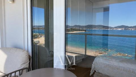 ATICO  CON  VISTAS PANORAMICAS A LAS PLAYAS Y A LAS ISLAS CIES. A PIE DE PLAYA. REFORMADO INTEGRAMENTE. ATARDECERES UNICOS Y ESPECTACULARES